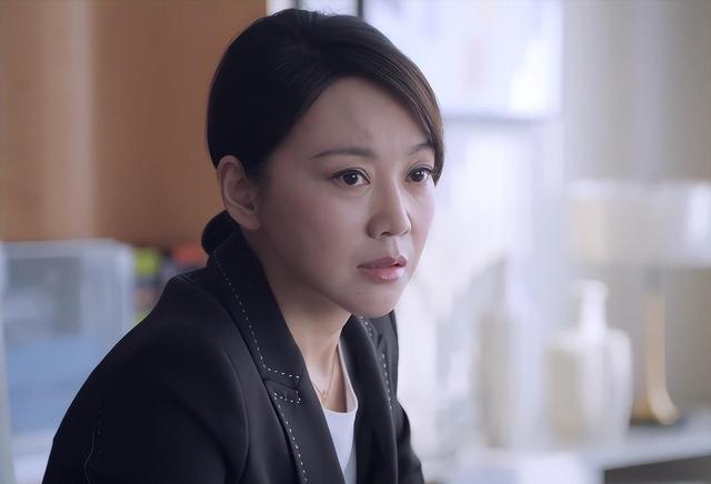 闫妮离婚20年，为何很少提到前夫？直到看到邹伟的职业后就明白了