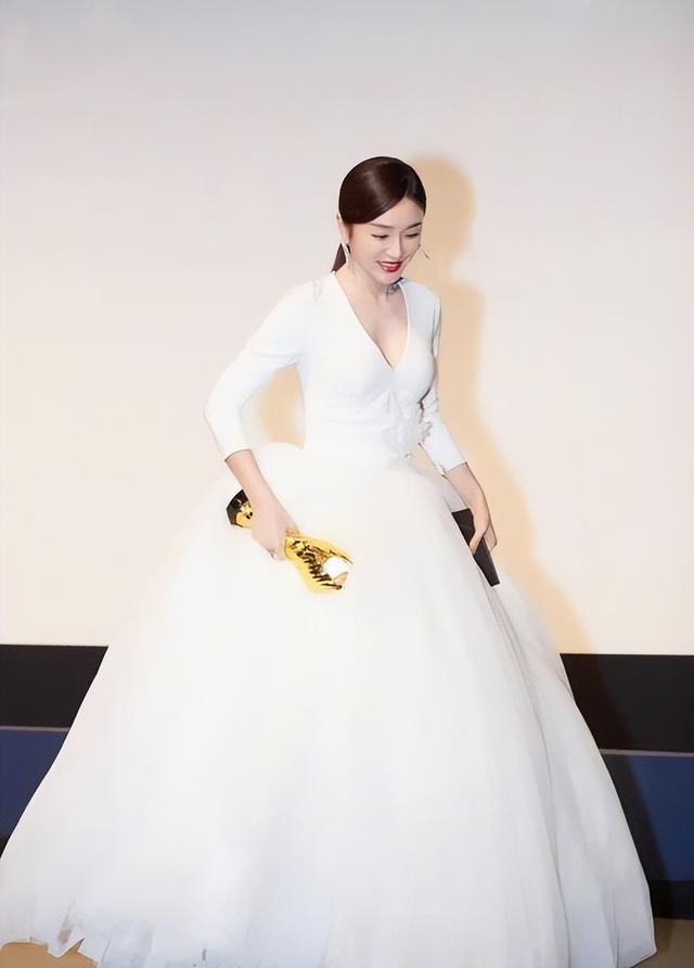 秦岚“钻石胸”大到藏不住,网友:这身材我酸了,这是谁的专属?