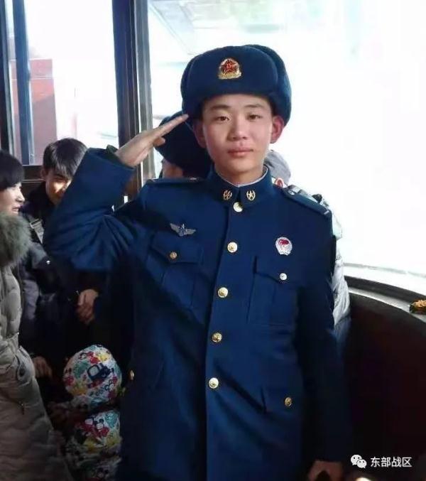 兵哥哥跨越3400公里悄悄回家探亲，摘下口罩那一刻，母亲的表情亮了……