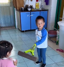 “青梅竹马”小馨馨：闺女跟超市儿子成朋友，连亲妈都磕起CP