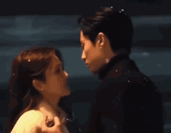 张凌赫《度华年》:大尺度船戏引争议,网友:完全不尊重女性