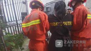 操作失误(看着都疼贵阳一蛋糕店员操作失误，压面机“咬住”4 个手指头)