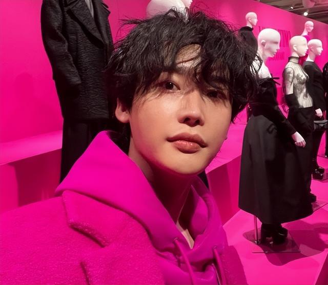 33岁韩星李钟硕最新生图曝光！脸肿发腮油光满面，鼻子彻底崩了