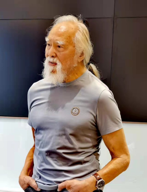 86岁王德顺滑冰摔倒！腿部大片淤血太渗人，不去医院坚持自我愈合