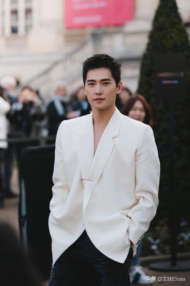 28岁杨洋比女星还“大胆”,罕见真空西装配皮裤,看完我彻底服了