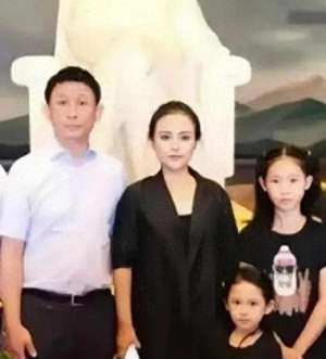 王效芝(王效芝一家四口的合影，他是毛主席的外孙，非常争气的男人)