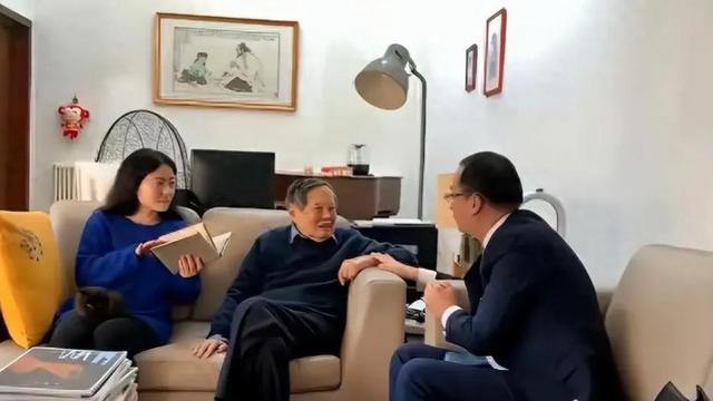 103岁的杨振宁牵着妻子翁帆的手露面，他步伐很轻快，翁帆很开心