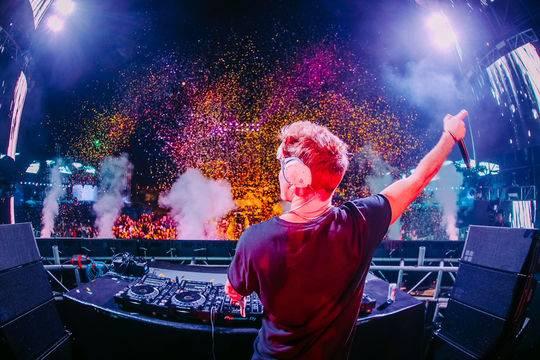 全球顶尖DJ汇聚成都 用电音点燃冬日里的热情