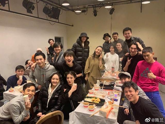 王俊凯汇演后聚餐吃火锅 和同学比耶合照星范抢眼