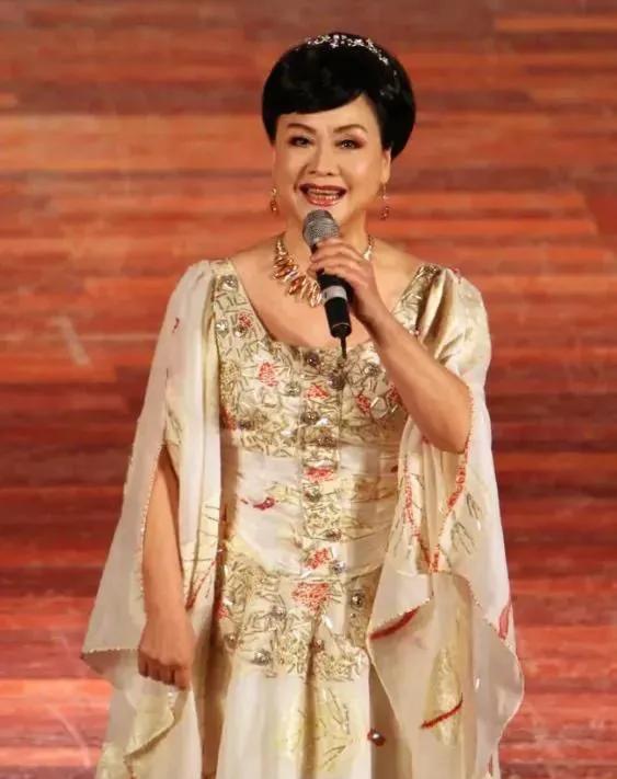 80岁李谷一罕见露脸！已瘦到脱相，与付笛声夫妇相聚，称准备复出