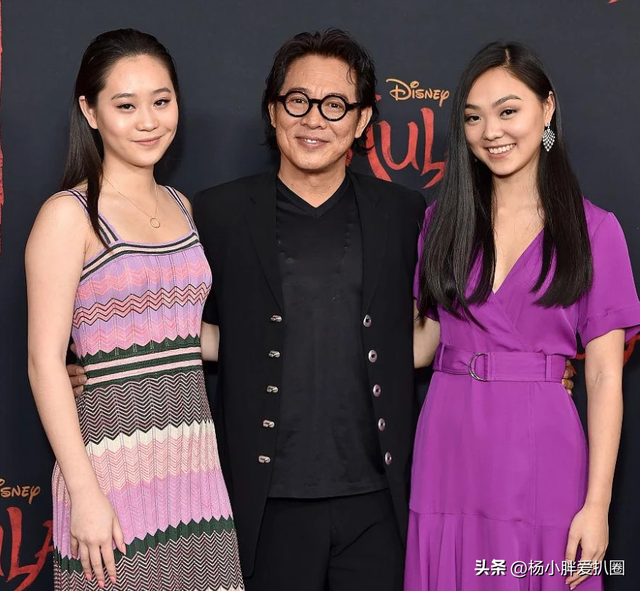 李连杰一家四口国外度假！利智罕见现身，搀扶李连杰散步好恩爱