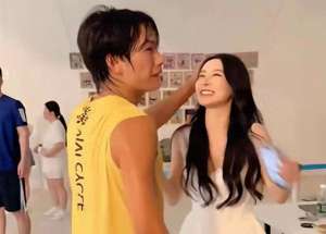 花小龙(千万网红花小龙官宣恋情，直播点赞量高达52亿，网友真假难辨)