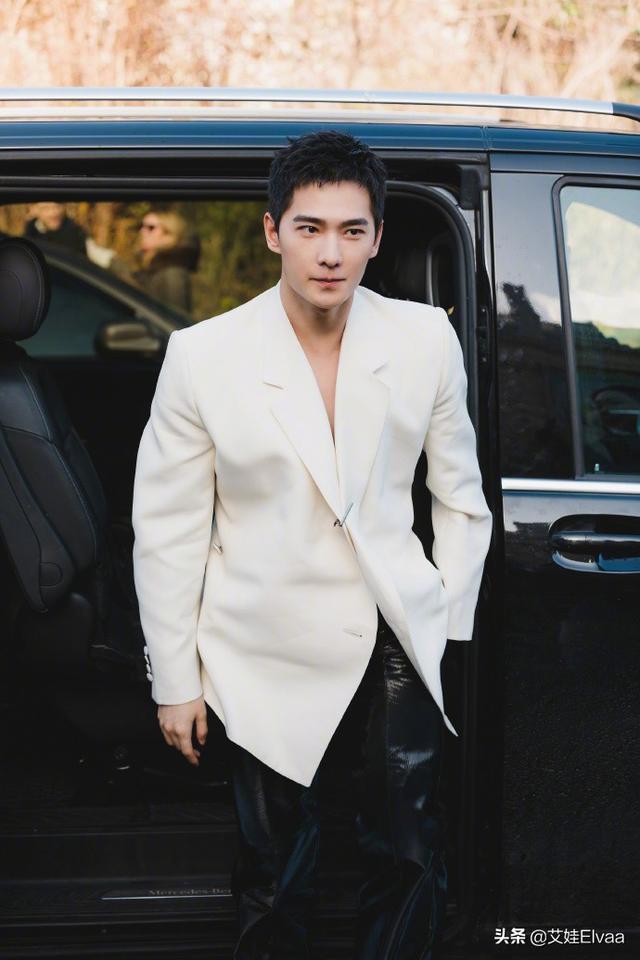 28岁杨洋比女星还“大胆”,罕见真空西装配皮裤,看完我彻底服了
