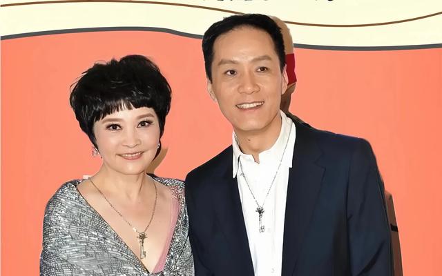 深藏不露：这几对夫妻竟然都是国家一级演员，有的是从校服到婚纱