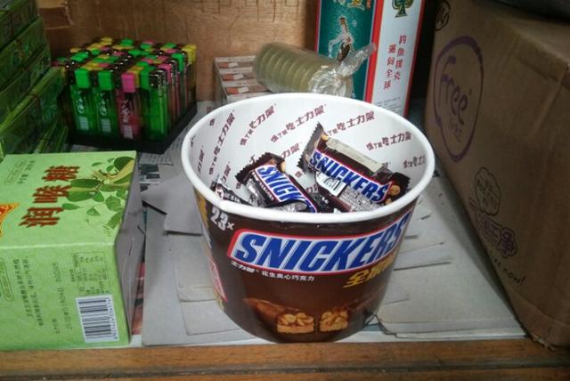 奇葩！“饿货”小偷小卖部行窃，得手后在店内大肆开吃