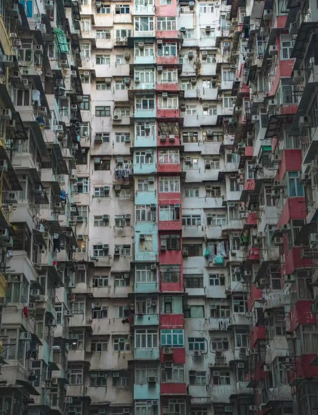 十位数天价别墅楼盘与“鸽笼”贫民窟，带你看真实的香港贫富差距