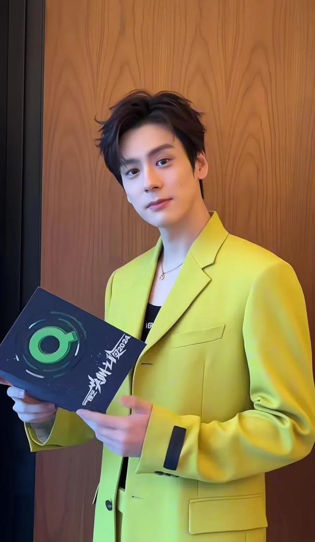 看了《国色芳华》才被帅到新生小生魏哲鸣你喜欢吗？