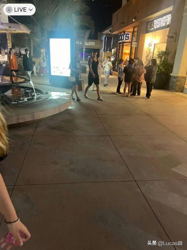 黄子韬现身美国妇产科医院！同行的白衣男子疑似徐艺洋父亲