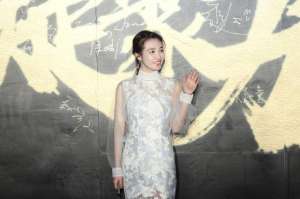 魏允熙(魏允熙亮相丝路凝聚盛典 倾情唱演惊艳红毯)