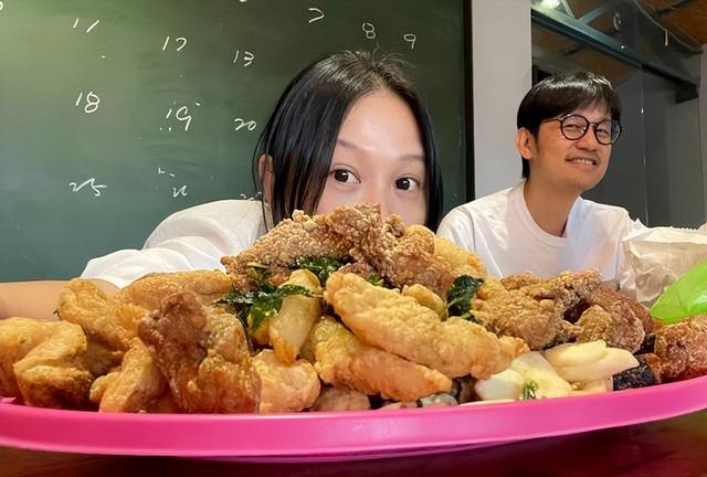 55岁刘若英罕见携儿子现身，9岁帅气又瘦又高性格开朗，星范十足