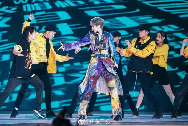 山东春晚冲上热搜！张韶涵激情献唱斗罗大陆主题曲《破茧》！燃炸！整期回看→