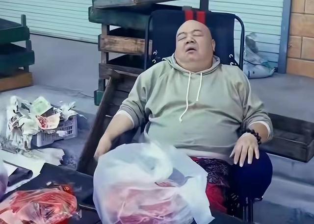 50岁戏骨近1年无戏拍，定居河北农村放羊种菜，胡须花白精神足