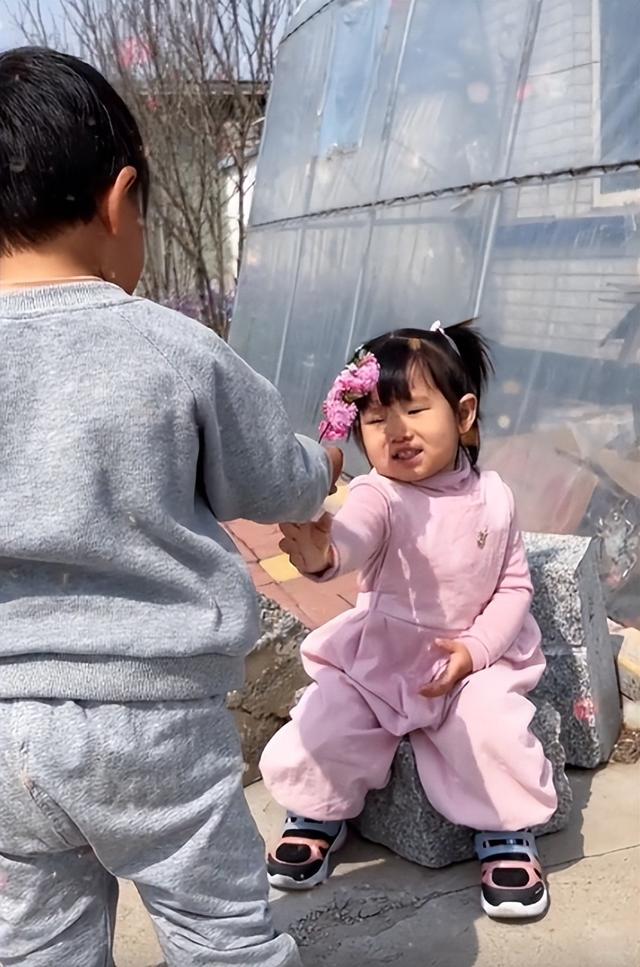 “青梅竹马”小馨馨：闺女跟超市儿子成朋友，连亲妈都磕起CP