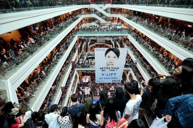 朴炯植朴宝英见面会 3000粉丝逼“亲亲”