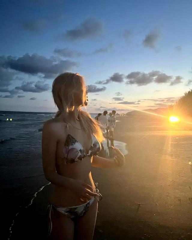 超绝身材,苏苏的比基尼沙滩美拍分享——金发美女独领风骚