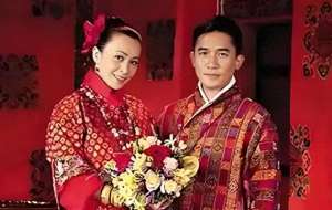 刘嘉玲比梁朝伟大几岁(38岁和张曼玉因戏生情，46岁和刘嘉玲结婚，梁朝伟到底更爱谁)