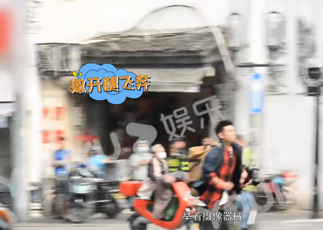 28岁张一山不满被拍？眼睛瞪超大吓坏路人，网友：刘星滤镜破碎