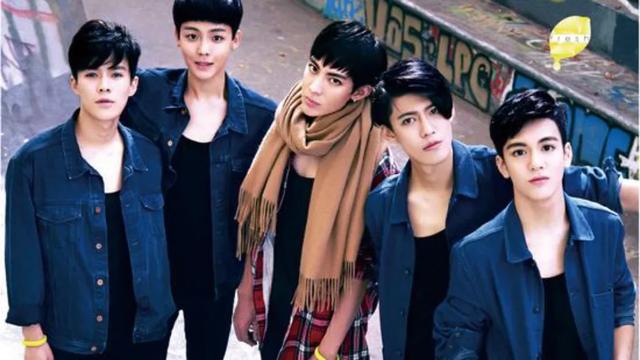 揭秘曾舜晞侯明昊的娱乐圈往事：从组合到独当一面