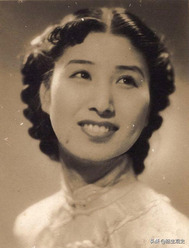此女是旧上海的白富美，刺杀过76号头目，2007年才被发现是大英雄