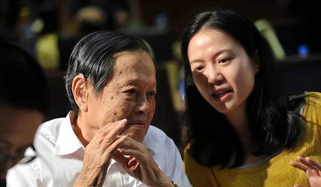 103岁的杨振宁牵着妻子翁帆的手露面，他步伐很轻快，翁帆很开心