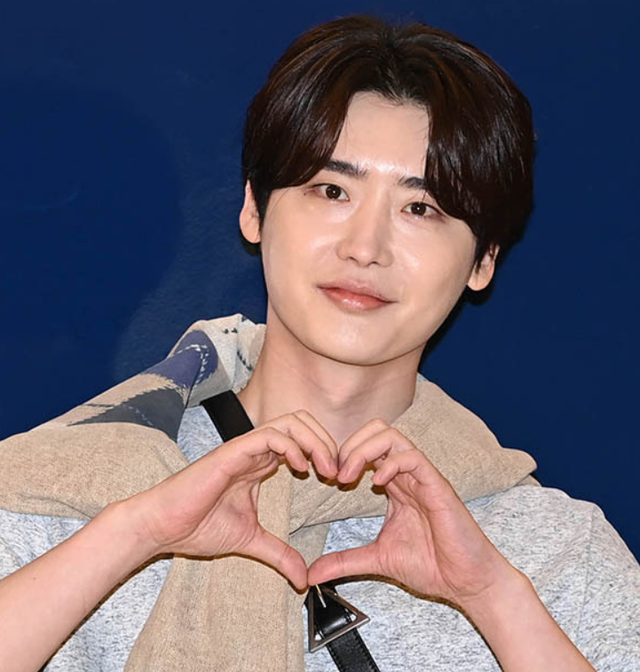 33岁韩星李钟硕最新生图曝光！脸肿发腮油光满面，鼻子彻底崩了