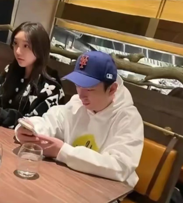 王思聪在海南庆35岁！放烟花笑开怀，20岁女友示爱称他是可爱宝宝