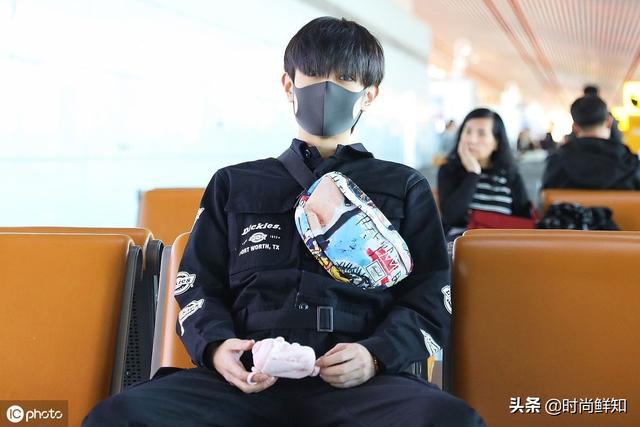 “眼神杀”！靖佩瑶黑色look帅气有型，眼神犀利秒控全场