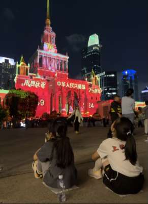 光影传奇(一个会讲故事的光影大展：解密“夜上海”传奇)