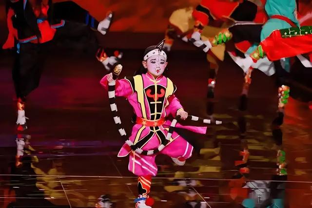 春晚英歌舞领舞“小萌娃”陈楷铭：四代传承，才会走路时就能跟着锣鼓声跳