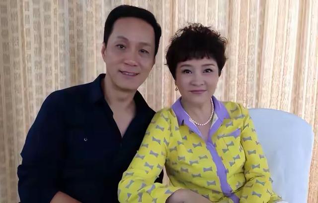 深藏不露：这几对夫妻竟然都是国家一级演员，有的是从校服到婚纱