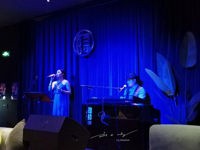 海南三亚最美的网红酒吧，开在“海天盛筵港”旁，游客抢着来打卡