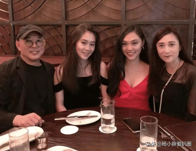 李连杰一家四口国外度假！利智罕见现身，搀扶李连杰散步好恩爱