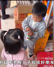 “青梅竹马”小馨馨：闺女跟超市儿子成朋友，连亲妈都磕起CP