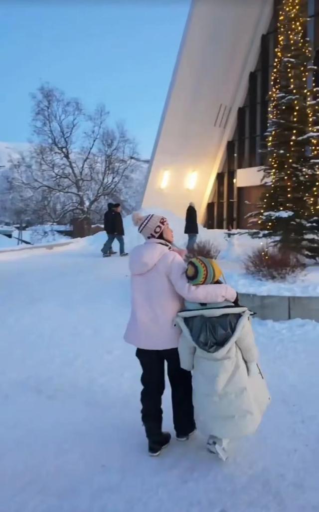 伊能静在挪威看到极光了，婆婆身材发福撑开纽扣，她56像26一样美