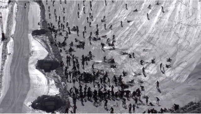 法国“地狱之山”自行车速降比赛大型撞车现场：数百名选手相撞