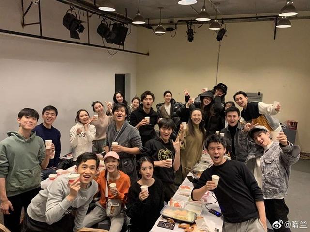 王俊凯汇演后聚餐吃火锅 和同学比耶合照星范抢眼