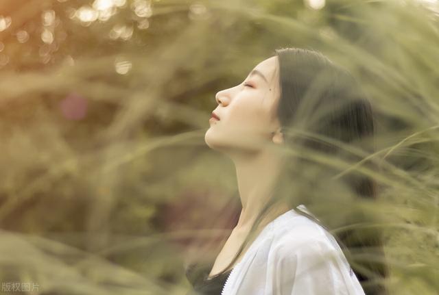 故事：和邻居男神刚牵手，他买下我俩房打通，过没羞没臊同居生活