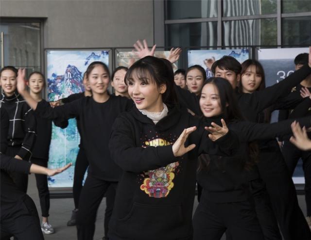 《大闹天竺》南京站 柳岩：夺白客小岳岳银幕初吻