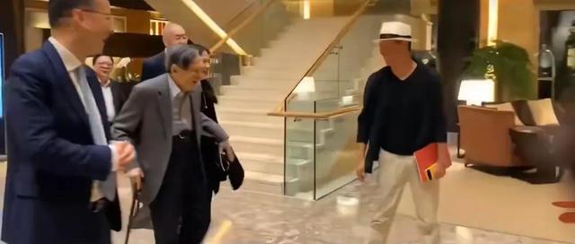 103岁的杨振宁牵着妻子翁帆的手露面，他步伐很轻快，翁帆很开心