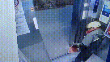 电梯里做不雅动作！上海这个小区业主直呼：太恶心